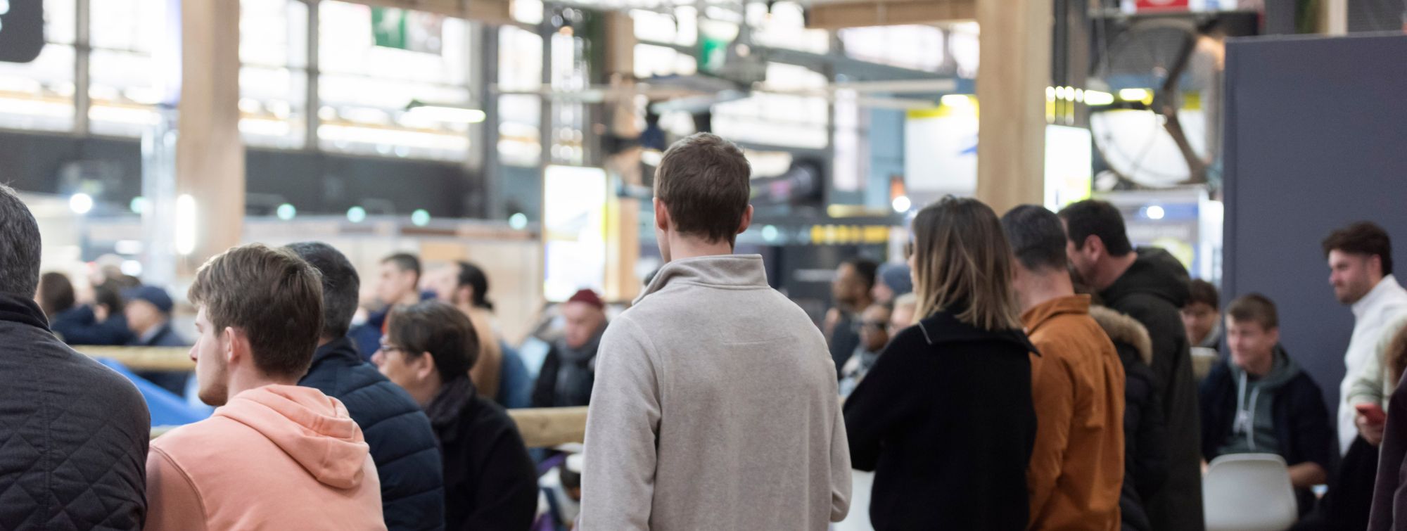 Visiteurs du SIA PRO 2026 rassemblés dans le hall d’exposition observant une ani